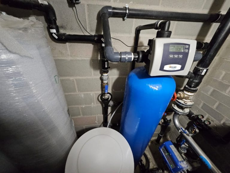 Instalación de un descalcificador comunitario