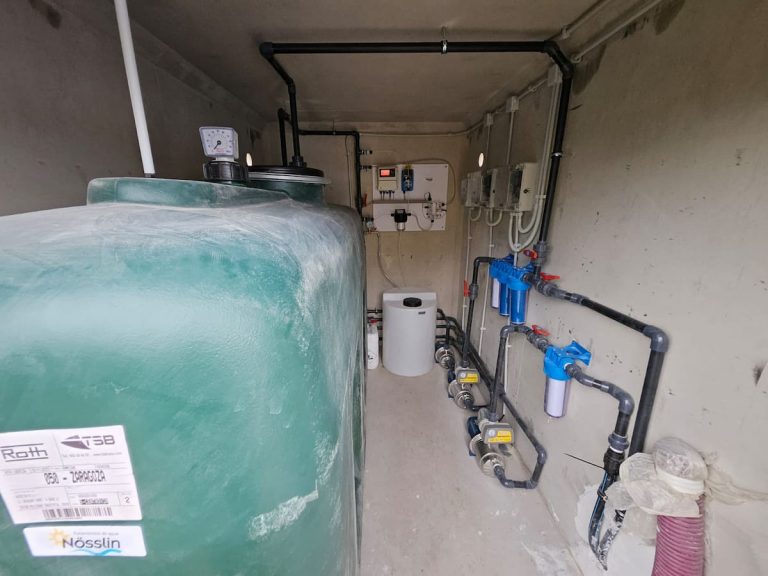 Instalación de potabilizadora en Barbastro con doble bomba y depósito de 2.000L